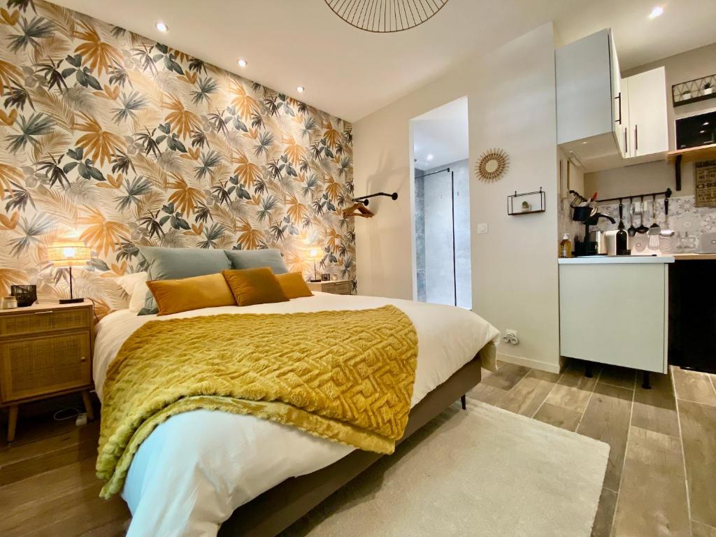 Un pat sau paturi într-o cameră la ღ Le Maya - Business & Repos à Toulouse * Netflix