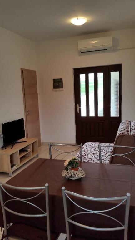 Televízia a/alebo spoločenská miestnosť v ubytovaní Apartment Labin