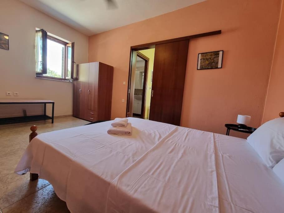 Postel nebo postele na pokoji v ubytování Castle in Oitylo