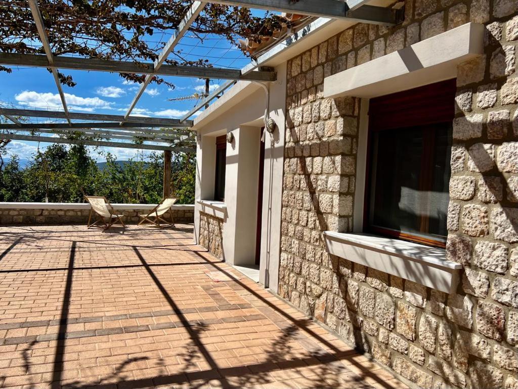 un patio di una casa con due sedie sopra di Casa Matina by Goutos Luxury Living a Didyma