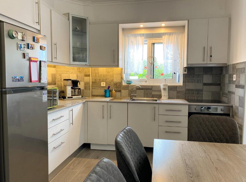Kuchyň nebo kuchyňský kout v ubytování Aegean breeze apartment