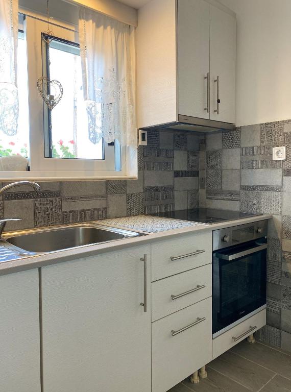 Kuchyň nebo kuchyňský kout v ubytování Aegean breeze apartment