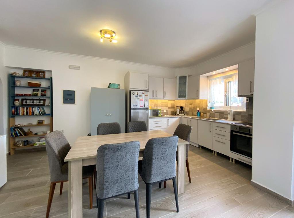 Kuchyň nebo kuchyňský kout v ubytování Aegean breeze apartment