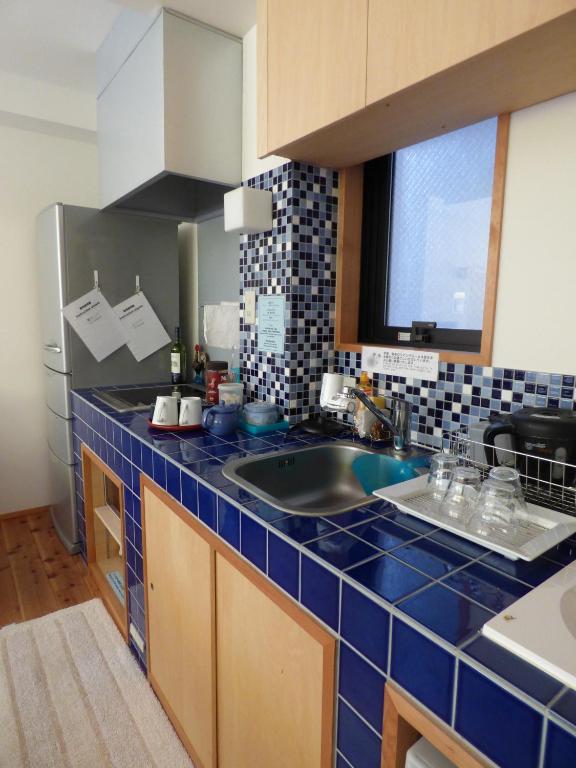 Kuchyň nebo kuchyňský kout v ubytování Guesthouse Hyakumanben Cross