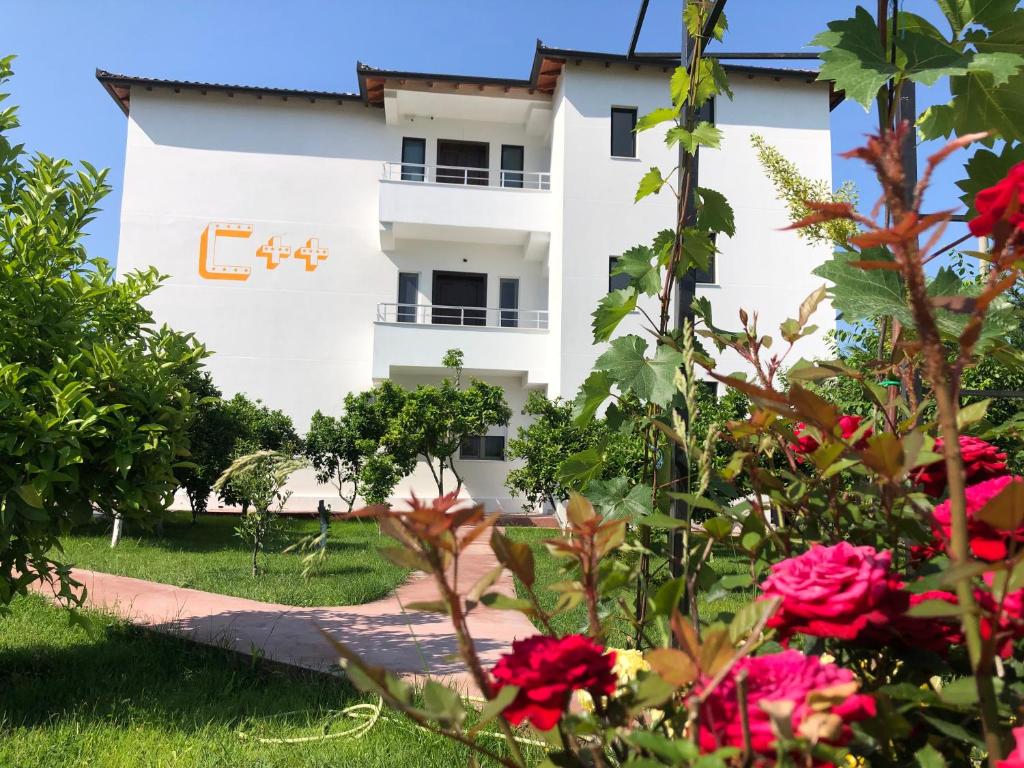 Ein Garten an der Unterkunft Hotel Vila C plus plus