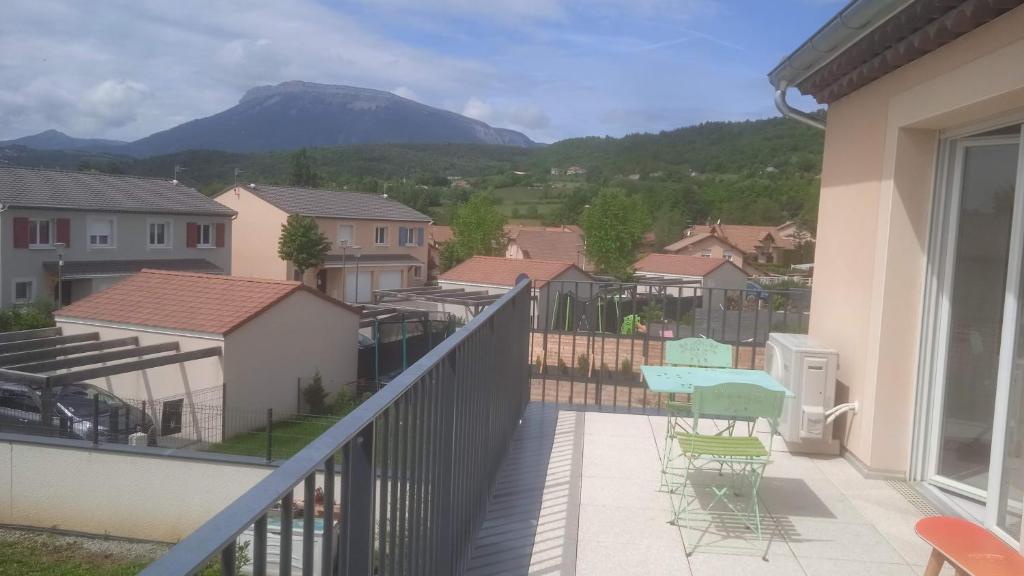 a balcony with a view of a mountain at Loue Chambre ds mon appartement ou je vis in Gap