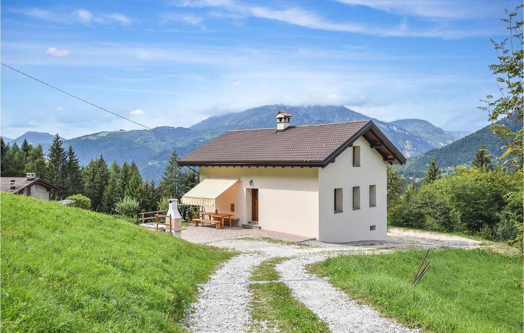 una pequeña casa en una colina al lado de un camino de tierra en Casa Giglio Dorato, en Sovramonte