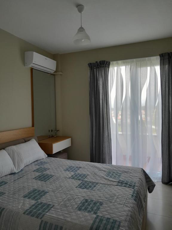 um quarto com uma cama e uma janela em Villa 35 em Tirana