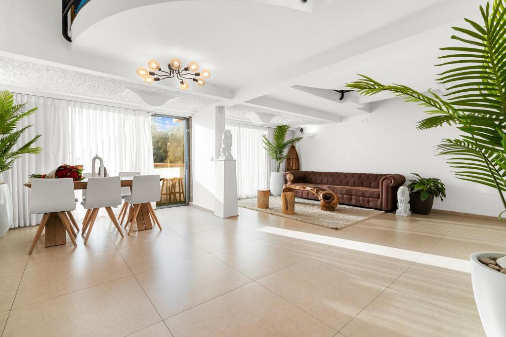 ein Wohnzimmer mit einem Sofa und einem Tisch in der Unterkunft The gaudi house TLV in Tel Aviv