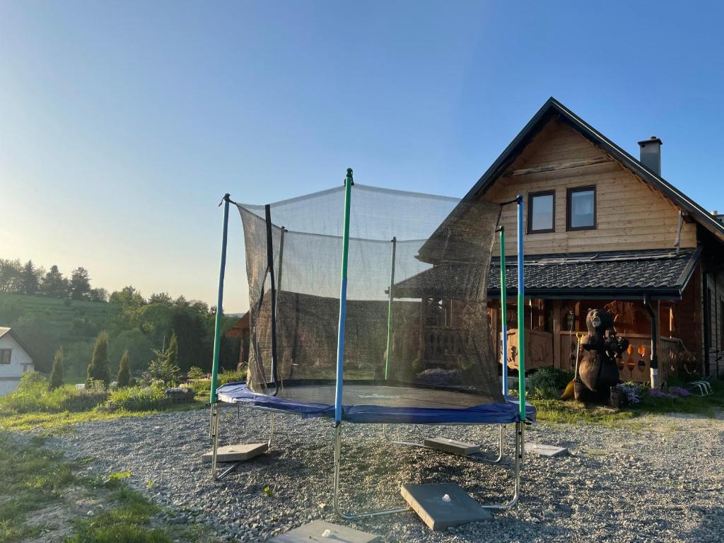 a batting cage in front of a house at Czarny Potok Domki całoroczne in Czarna