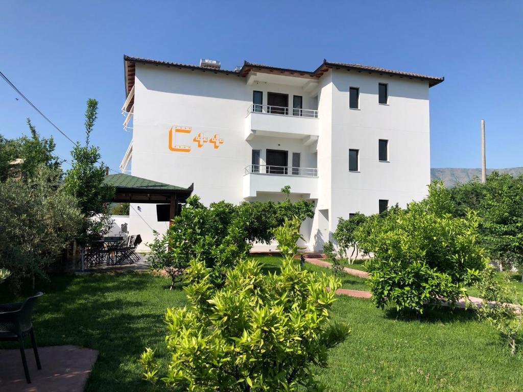 Ein Garten an der Unterkunft Hotel Vila C plus plus