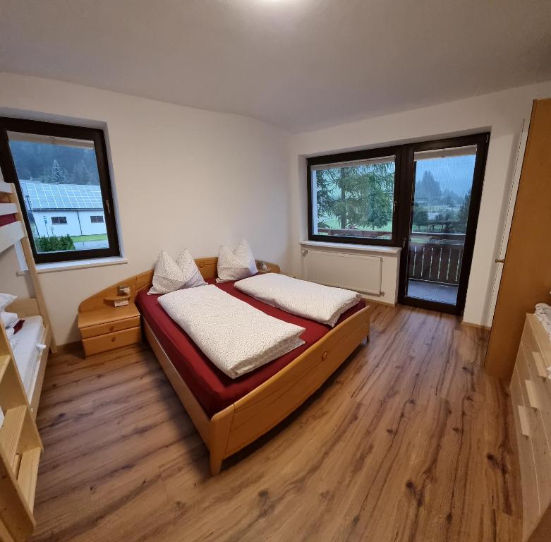 um quarto com 2 camas e 2 janelas em Ottohof - Morgenrot em Brennero