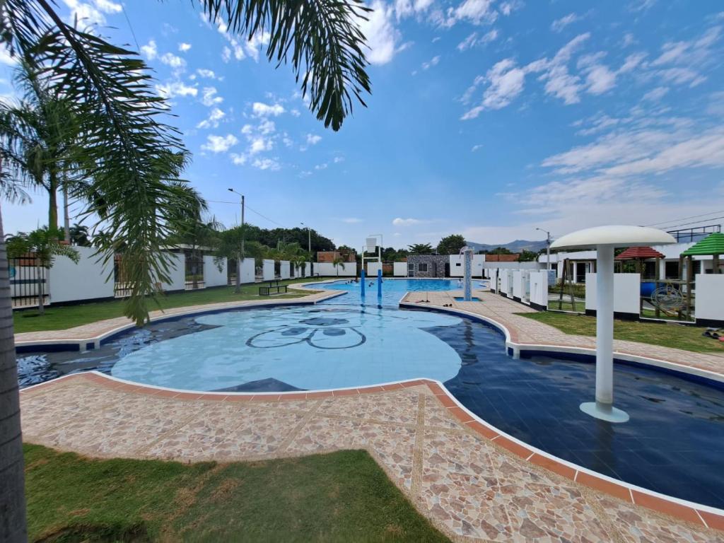 弗蘭德斯的住宿－Condominio Balcones del country，棕榈树度假村的游泳池