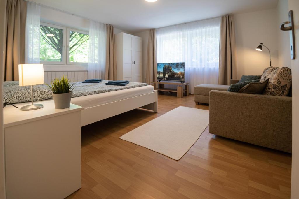 1 dormitorio con 1 cama grande y 1 sofá en Villa Harmónia Apartman en Visegrád