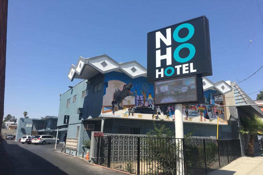 una señal de no hotel en el lateral de un edificio en NOHO Hotel near Universal Studios Hollywood en Los Ángeles