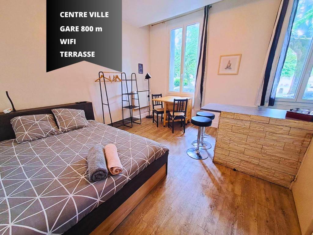 阿讓的住宿－Studio Centre Ville Sacre Coeur，一间卧室配有一张床和一张桌子及椅子