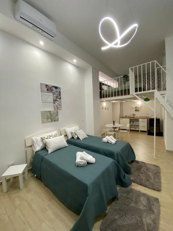 una camera con letto e copriletto verdi e una camera di La civetta Holiday a Bari
