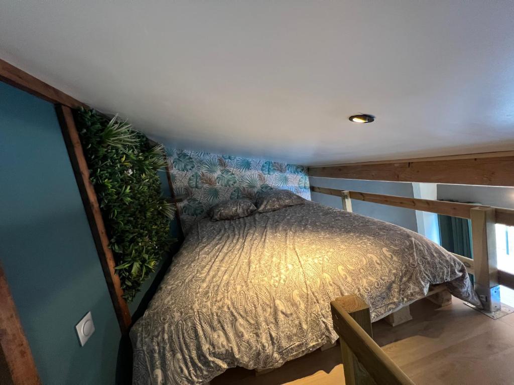 ein Schlafzimmer mit einem Bett in der Ecke eines Zimmers in der Unterkunft Aux Sources de Bali in Hermes