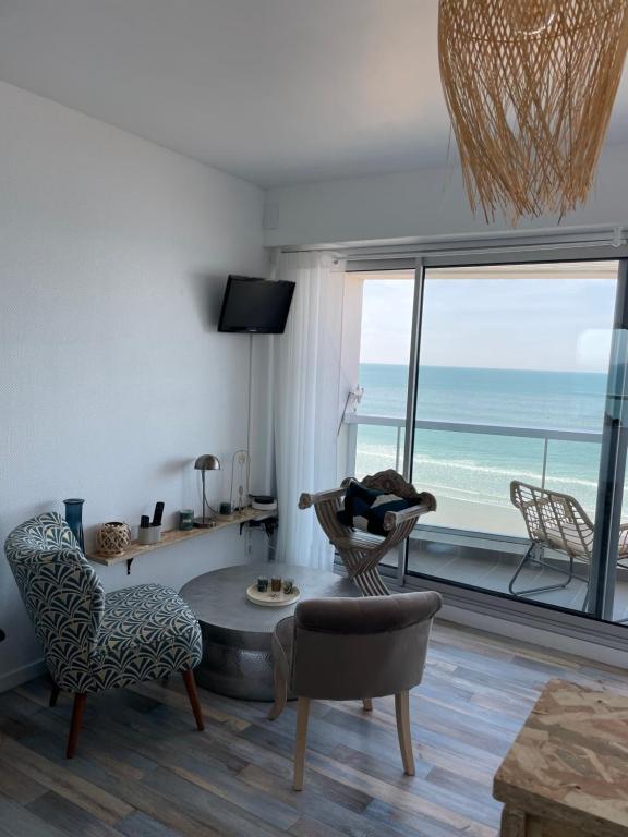un salon avec vue sur l'océan dans l'établissement Face Mer vue d'exception Studio rénové au 9ème étage, à Les Sables-dʼOlonne