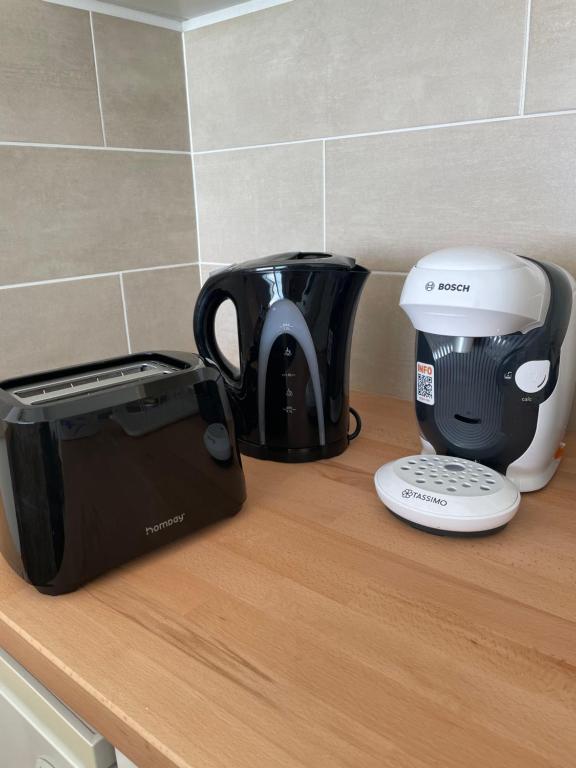 une cafetière et un grille-pain assis sur un comptoir dans l'établissement Face Mer vue d'exception Studio rénové au 9ème étage, à Les Sables-dʼOlonne