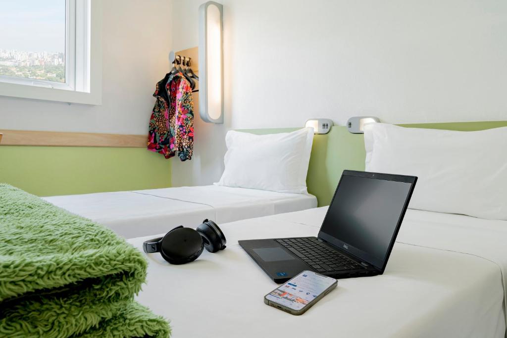 Cama ou camas em um quarto em ibis budget Sao Paulo Jardins
