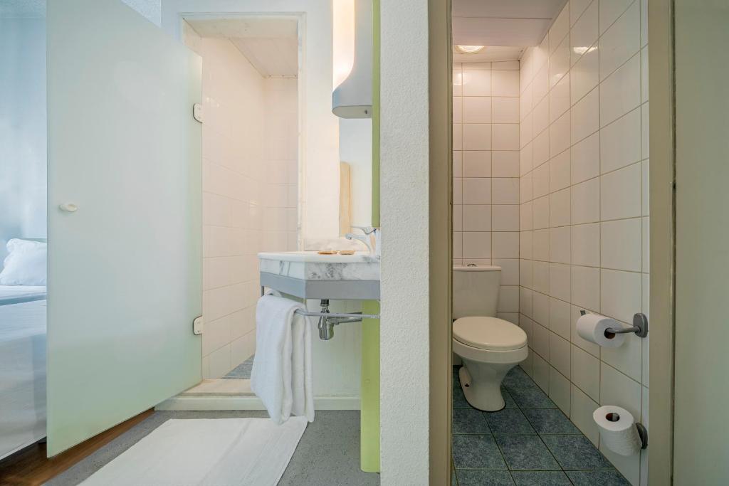 Um banheiro em ibis budget Sao Paulo Jardins