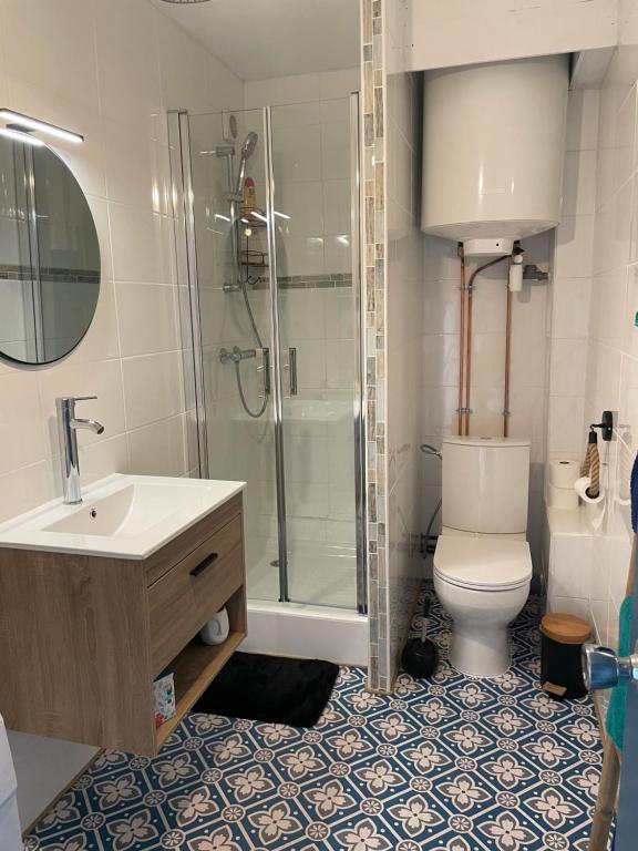 une salle de bain avec une douche, des toilettes et un lavabo dans l'établissement Face Mer vue d'exception Studio rénové au 9ème étage, à Les Sables-dʼOlonne