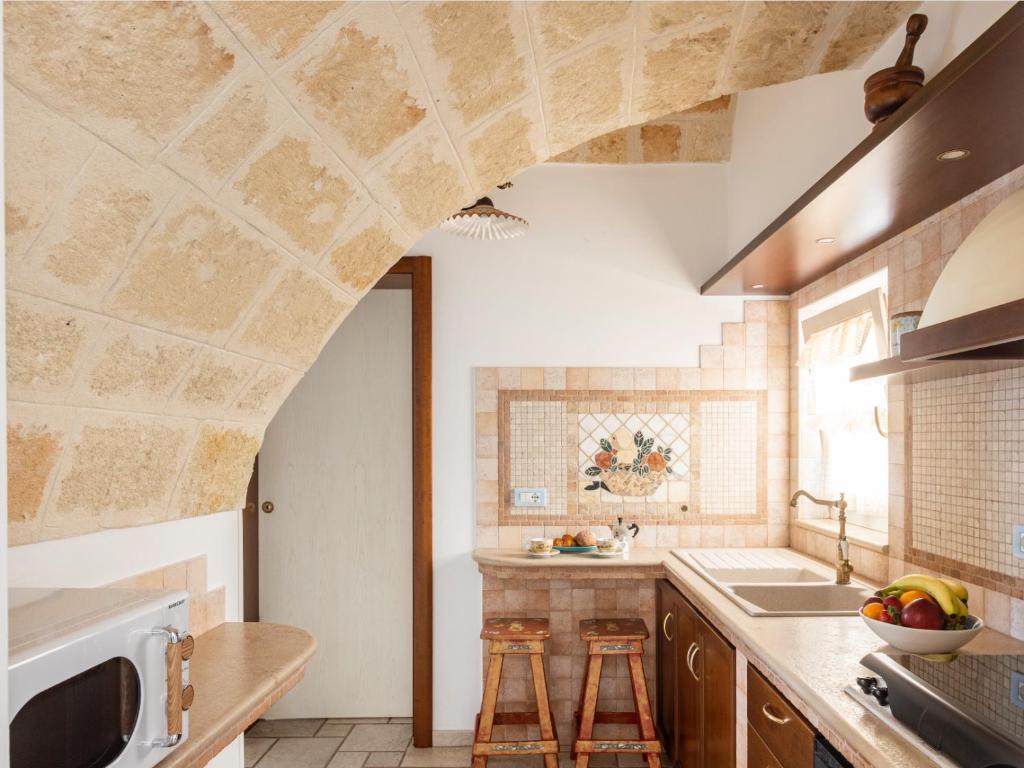 cocina con techo de piedra y fregadero en Monopoli, Mare Fuori, en Monopoli
