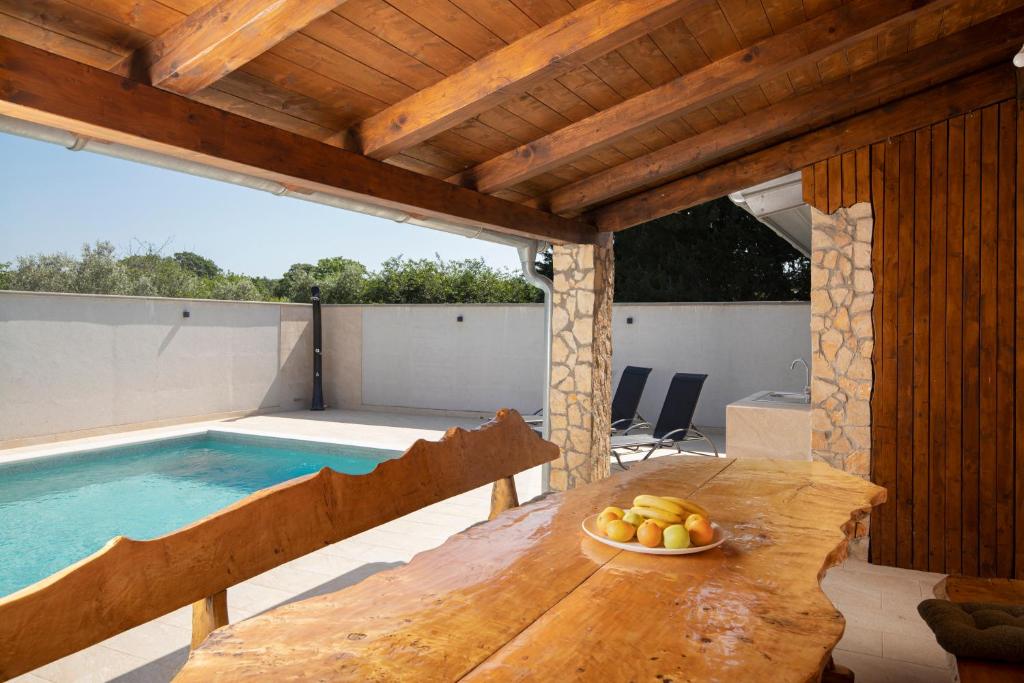 Bazén v ubytování Holiday Home Franika nebo v jeho okolí