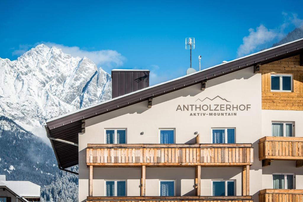 アンテルセルヴァ・ディ・メッツォにあるHotel Antholzerhofの山を背景にしたホテル