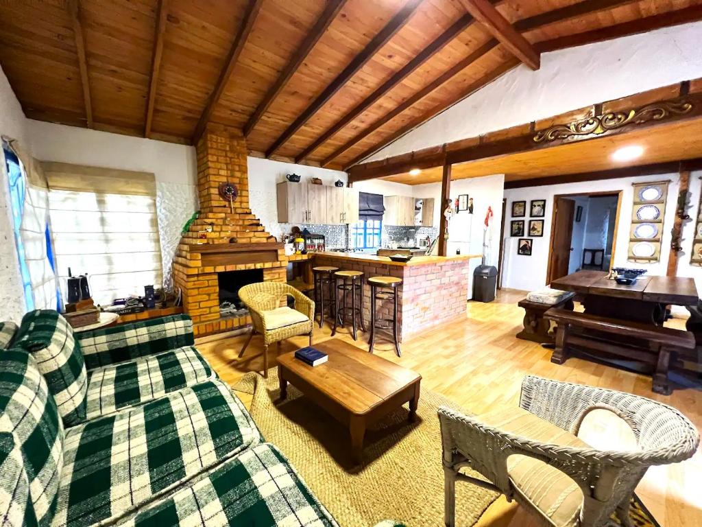 - un salon avec un canapé et une cheminée dans l'établissement Hermoso Refugio en la Laguna de Suesca, à Suesca