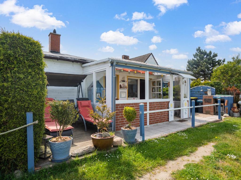 una casa con porche y terraza en Schöner Bungalow in Poel in Strandnähe, en Fährdorf