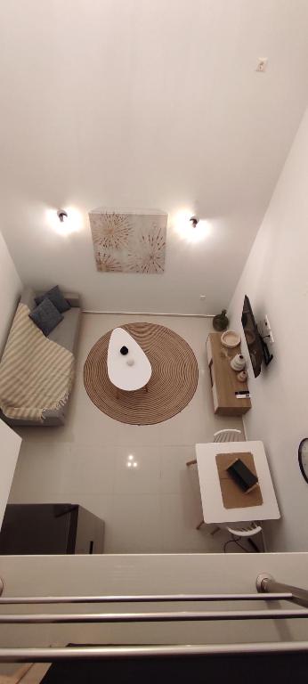 イラクリオン・タウンにあるEZITH LUXURY APARTMENTSの天井に二段ベッド2組が備わる客室です。