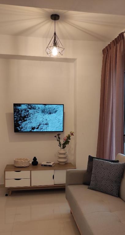 EZITH LUXURY APARTMENTSにあるテレビまたはエンターテインメントセンター