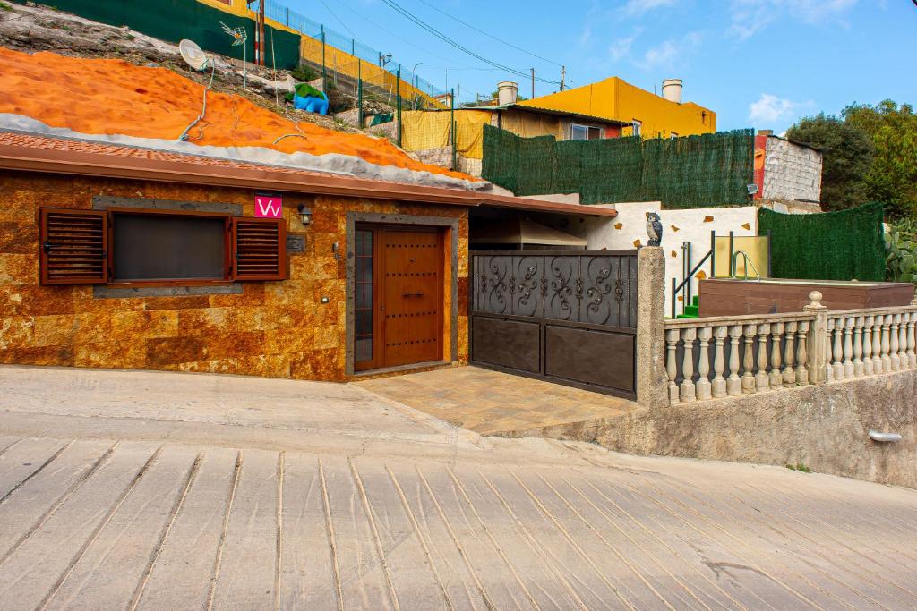 聖布里希達的住宿－Las Cuevitas del Gamonal，砖屋,有门和栅栏
