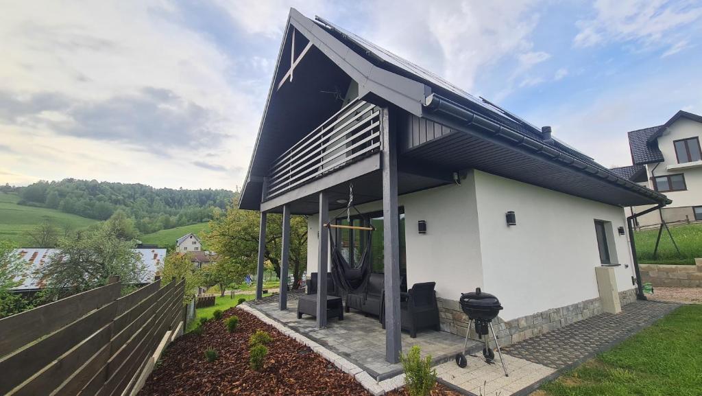dom z solarium na boku w obiekcie Domek pod Wiśnią w mieście Mizerna