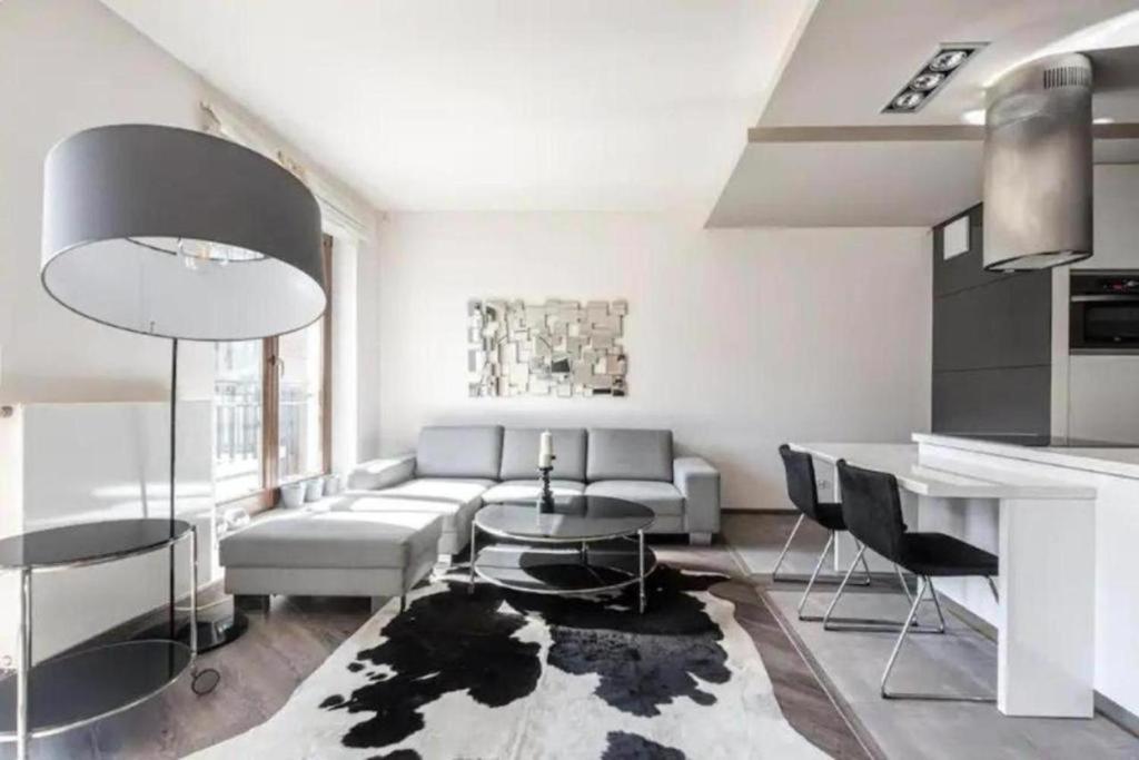 ein Wohnzimmer mit einem Sofa und einem Tisch in der Unterkunft Central Apartments Sz 5-6 in Danzig