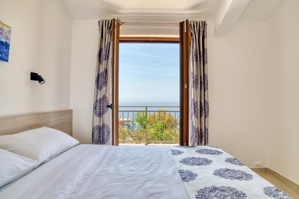 Postel nebo postele na pokoji v ubytování Seaview Villa Lavanda with pool