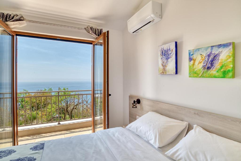 Postel nebo postele na pokoji v ubytování Seaview Villa Lavanda with pool