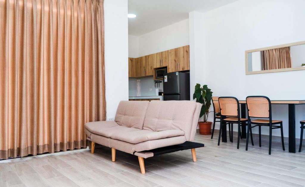 sala de estar con sofá y mesa con sillas en Casa La Merced, en Tarapoto