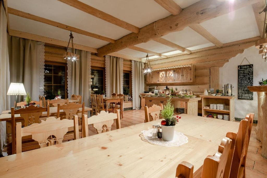 Reštaurácia alebo iné gastronomické zariadenie v ubytovaní Góralski Gościniec & SPA