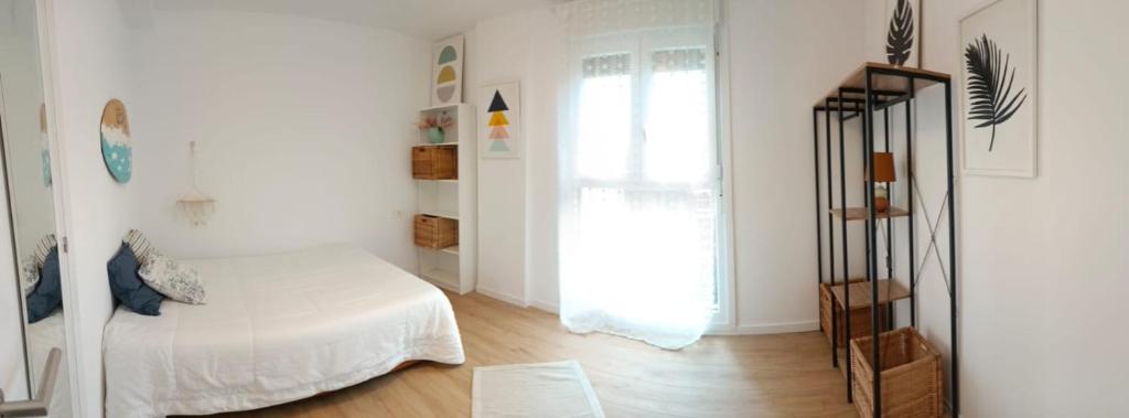 奧里奧的住宿－Ocean，白色的卧室设有床和窗户
