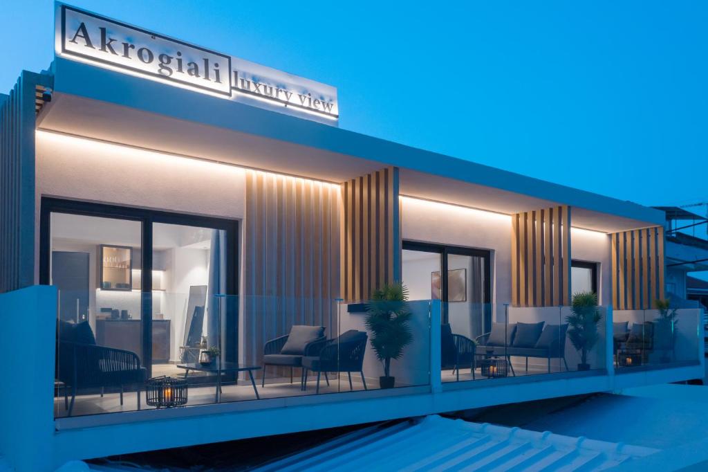 eine architektonische Darstellung eines Hotels mit Stühlen und Tischen in der Unterkunft Akrogiali Luxury View in Laganas