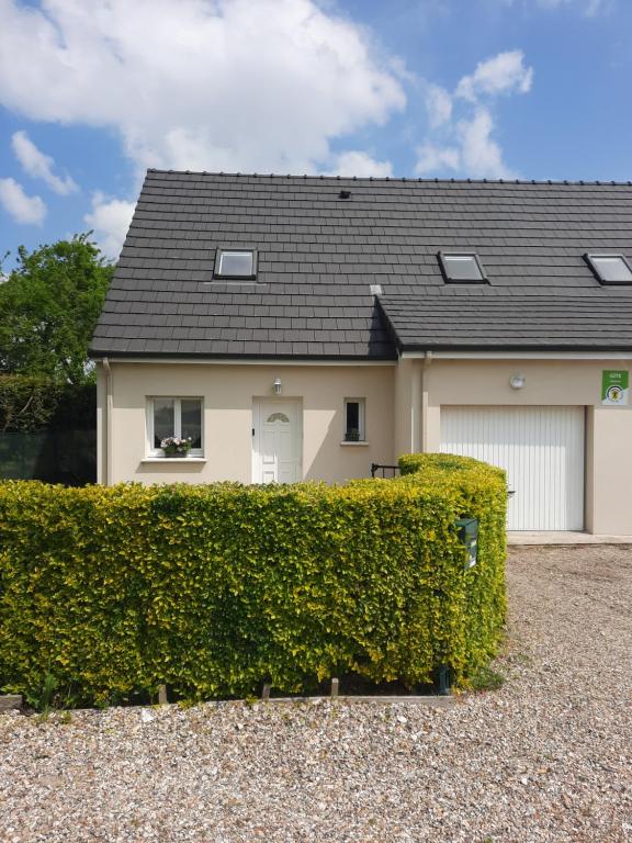 dom z żywopłotem przed garażem w obiekcie La Maison LOLA w mieście Arrest