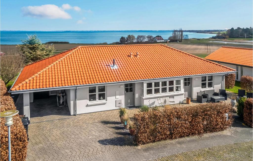eine Aussicht auf ein Haus mit orangefarbenem Dach in der Unterkunft 3 Bedroom Beautiful Home In Korsr in Korsør