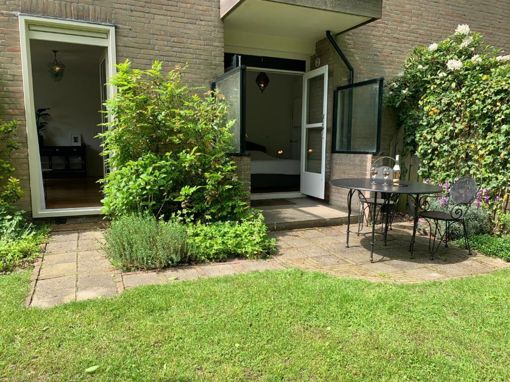 a patio with a table and chairs in a yard at Loveland in Bergen
