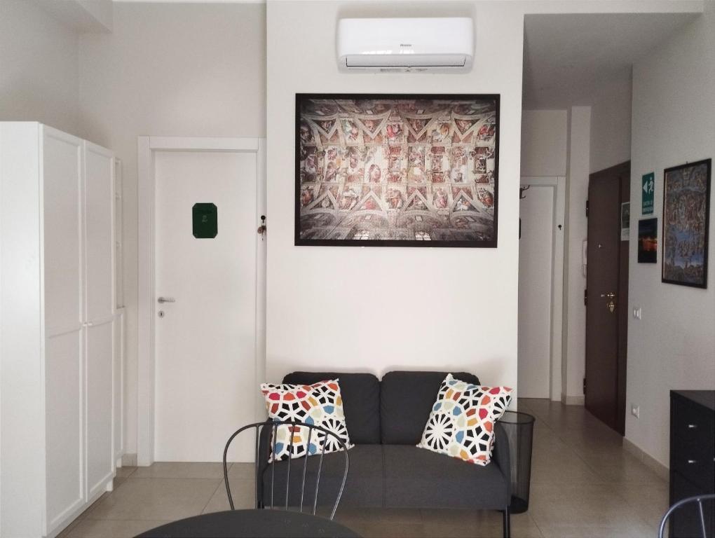 a living room with a couch and a painting on the wall at A casa da Cri B&B in Rome