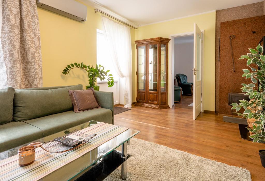 Embrace Apartments في بارنو: غرفة معيشة مع أريكة وطاولة