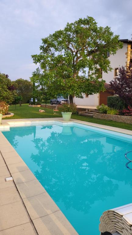 Bazén v ubytování Gite La Cabiotte Nature et Spa nebo v jeho okolí