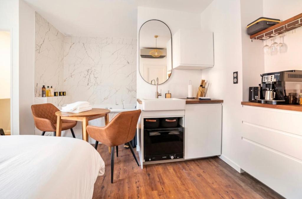 - une petite cuisine avec un évier et une table dans la chambre dans l'établissement PARENTHÈSE Roanne Pierre Depierre, à Roanne